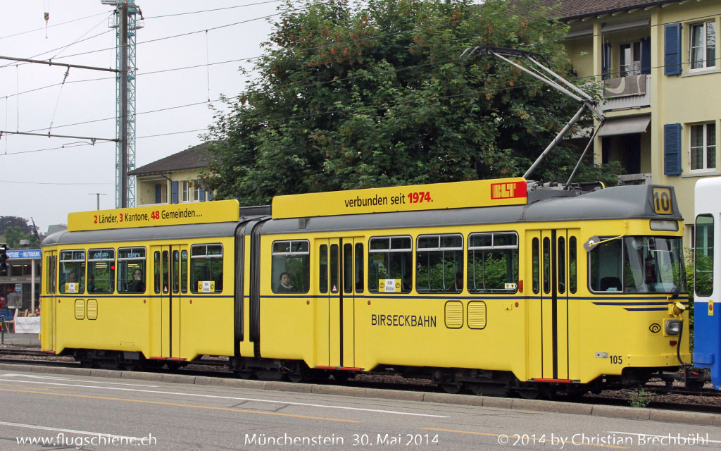 Die BLT feiert ihr 40 Jähriges, weshalb sie zwei Tram in Historische Farben verwandelt hat hier die 105 Be 4/6 Schindler Düwag in den alten Farben der Birseckbahn.
Hier in Münchenstein an 30. Mai 2014 aufgenommen.