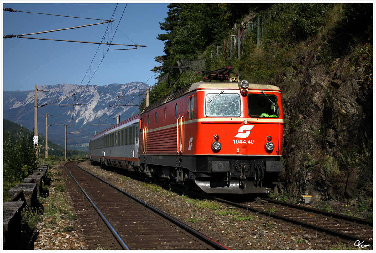 Die blutorange 1044 040, fhrt mit Intercity 550 von Graz nach Wien Sd. 
Schlglmhl 31.08.2008