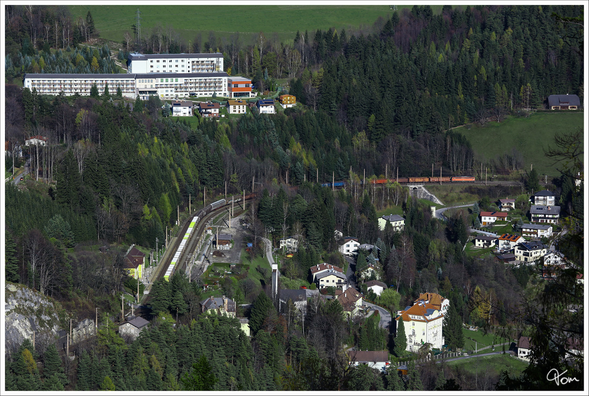 Die blutorange 1142 567, rollt mit dem Gterzug 56256 durch das herbstliche Breitenstein.  8.11.2013