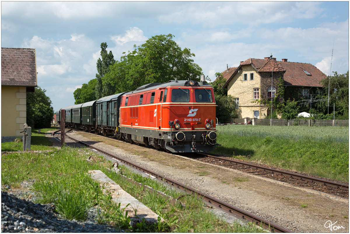 Die blutorange Diesellok 2143 070 fährt mit dem Reblaus Express 16973 von Drosendorf nach Retz.
Zissersdorf 3.6.2018
