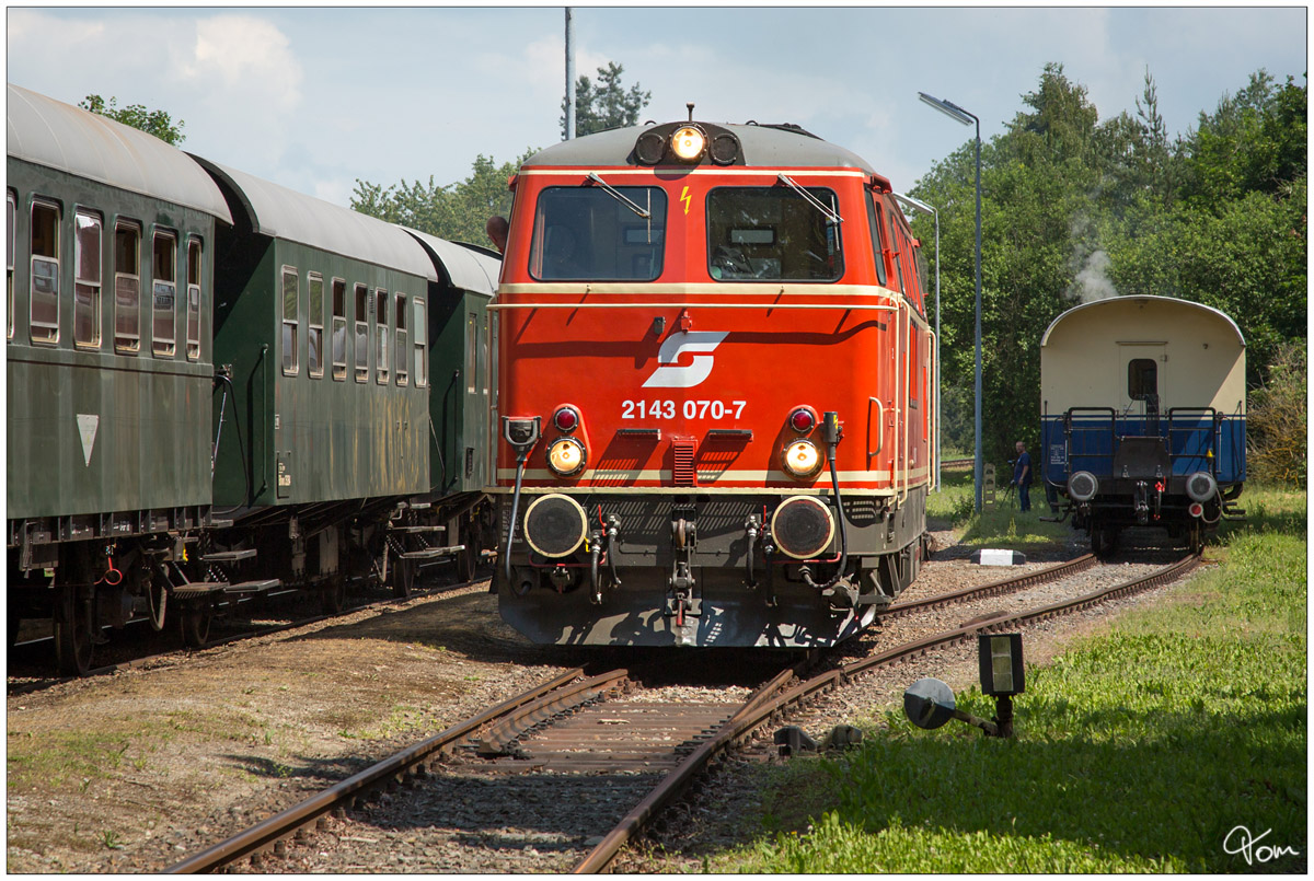 Die blutorange Diesellok 2143 070 fährt mit dem Reblaus Express 16970 von Retz nach Drosendorf, hier beim Stürzen in Drosendorf. 3.6.2018
