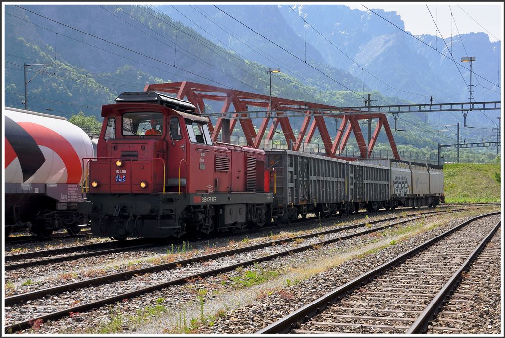 Die Bm 4/4 18405 aus Landquart holt drei Wagen Schrott aus der A&B Recycling Firma in Untervaz-Trimmis ab. (13.05.2015)
