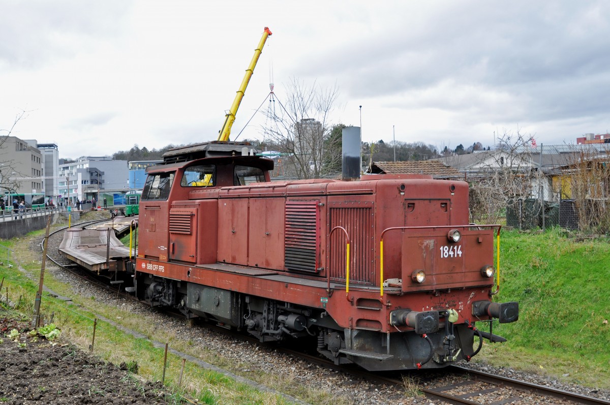 Die Bm 4/4 18414 hat alle 14 Düwag beim ehemaligen Areal der Bauwerkstatt abgeholt. Die Aufnahme stammt vom 02.02.2016.