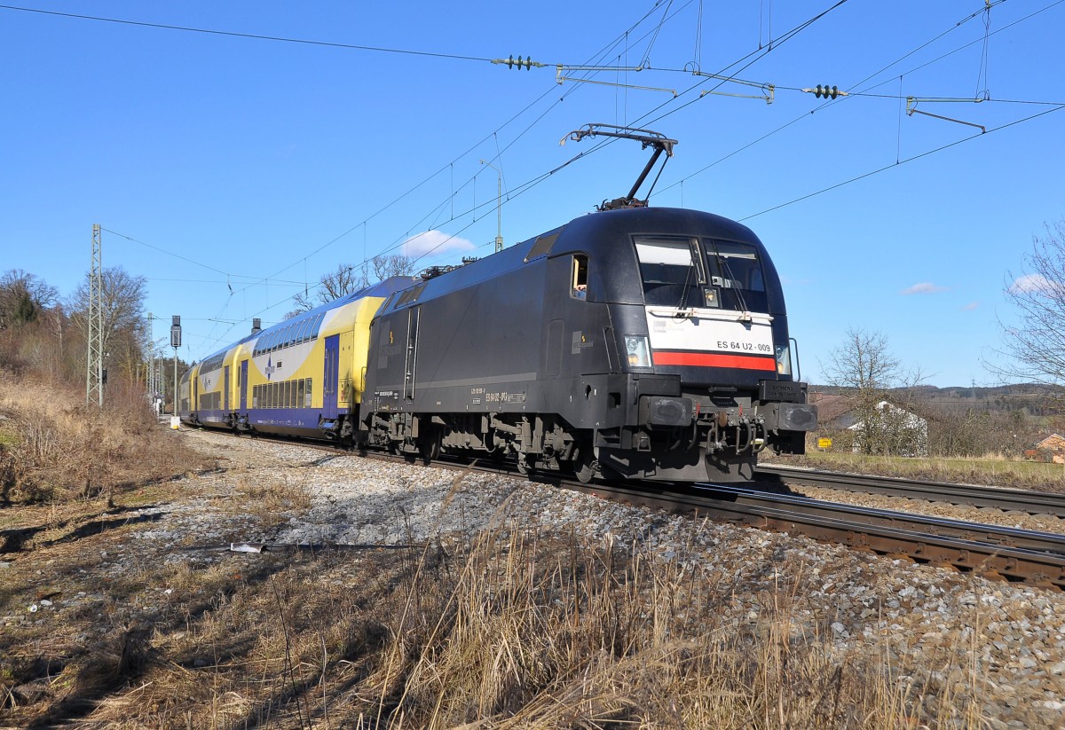 Die von der BOB angemietete ES 64 U2-009 bewältigt mit einer Metronom Doppelstock-Einheit den Meridian Ersatzverkehr auf der Strcke München-Salzburg.Aufgenommen im Bahnhof Aßling Obb.am 6.2.2014