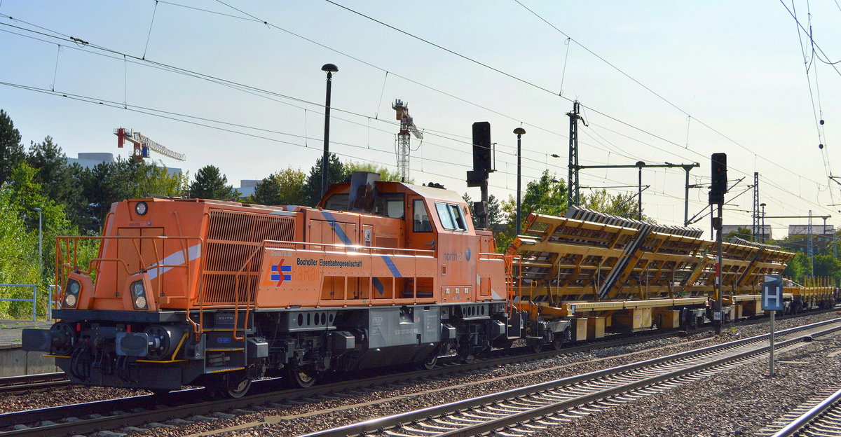 Die Bocholter Eisenbahngesellschaft mit der northrail Voith Gravita 15L BB (NVR:  92 80 1265 302-0 D-NRAIL ) und zwei DB Bahnbau Gruppe Weichentransportwagen und FLachwagen am 17.09.20 Durchfahrt Bf. Flughafen Berlin Schönefeld. 