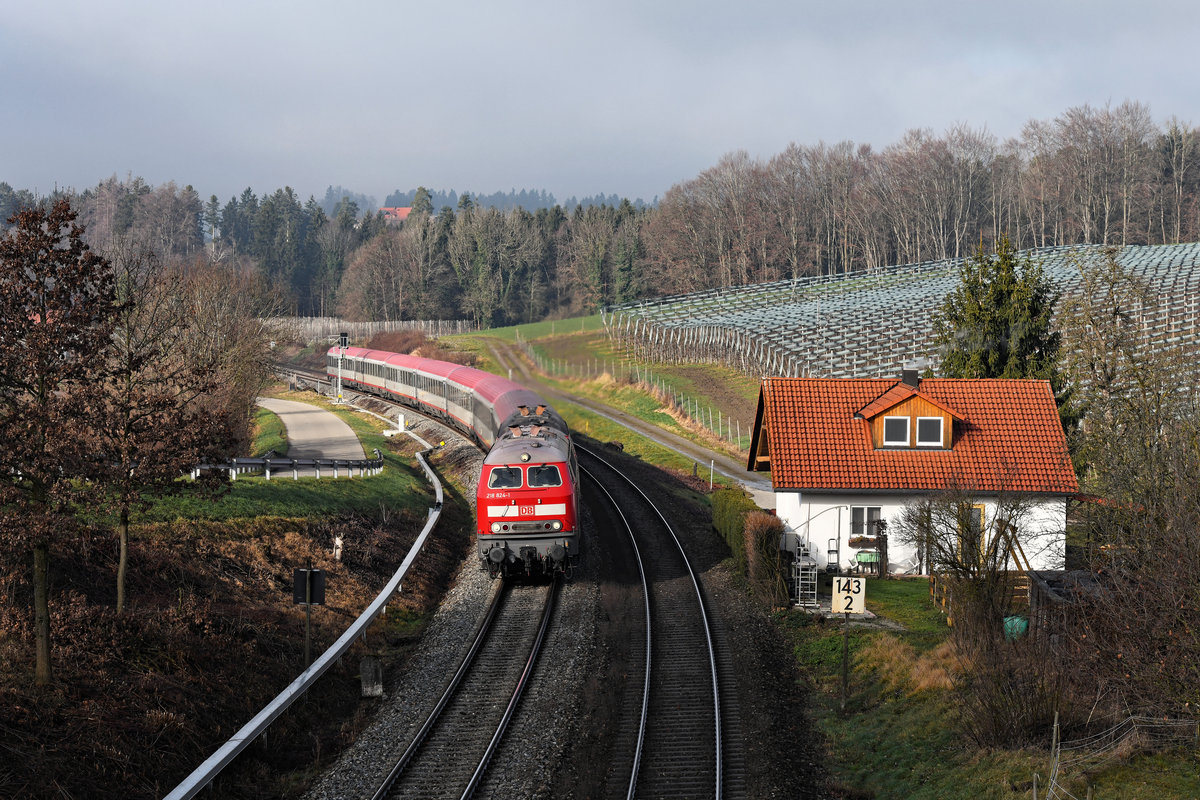 Die Bodenseeregion ist wettertechnisch oft schwierig einzuschätzen. Über Weihnachten und Neujahr war das Wetter häufig gut, wenige Kilometer vor Lindau befand sich die Strecke allerdings plötzlich im dichten Nebel, was die Umsetzung des geplanten Fotomotives dann zunichte machte. Am 06. Januar 2020 verhielt es sich ähnlich, als 218 824 und 429 jedoch mit ihrem IC 118 die Steigung hinauf kamen, blitzte die Sonne kurz durch die Nebelschwaden und leuchtete den über Memmingen umgeleiteten Fernzug aus. Entstanden ist das Bild in Höhenreute. In diesem Streckenabschnitt stehen noch keine Masten, der Kabelkanal und das Ks-Signal künden bereits von den kurz bevorstehenden Ausbaumaßnahmen. 