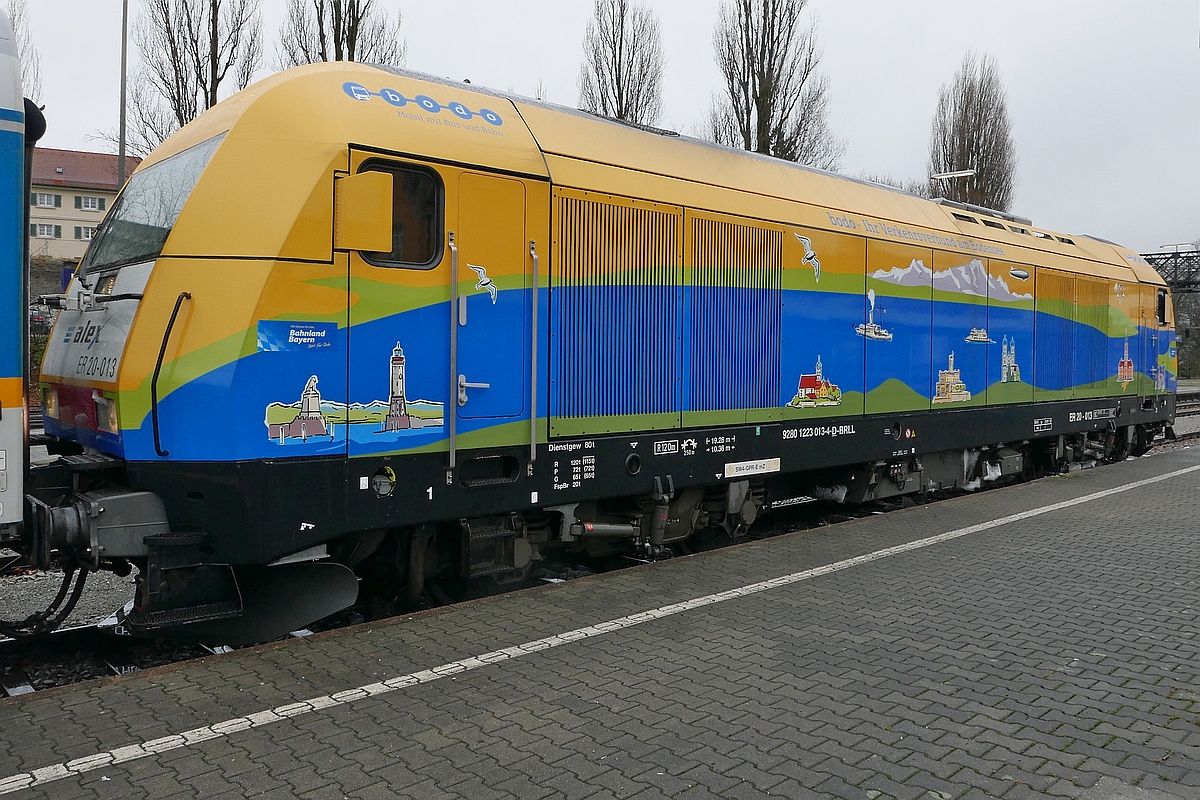 Die  bodo-Lok  - ER 20-013 am 16.12.2017 im Bahnhof von Lindau. Hier zeigt die auf beiden Seiten unterschiedlich folierte Lok den Bodensee, unter anderem mit markanten Bauwerken in Lindau, Wasserburg (Bodensee), Langenargen, Friedrichshafen und Birnau.