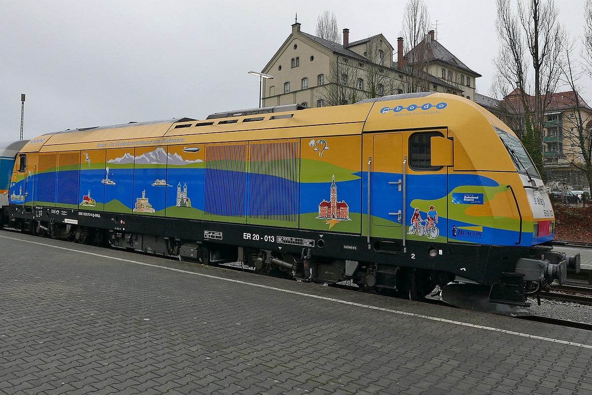 Die  bodo-Lok  - ER 20-013 am 16.12.2017 im Bahnhof von Lindau. Seit Anfang Dezember ist die alex-Lok als Werbetr�ger f�r den Bodensee-Oberschwaben Verkehrsbund, kurz  bodo , unterwegs. Grund ist der Beitritt des Landkreises Lindau zum Verkehrsverbund der Landkreise Ravensburg und Bodenseekreis zum 01.01.2018. Hier zeigt die auf beiden Seiten unterschiedlich folierte Lok den Bodensee, unter anderem mit markanten Bauwerken in Birnau, Friedrichshafen, Langenargen, Wasserburg (Bodensee) und Lindau.