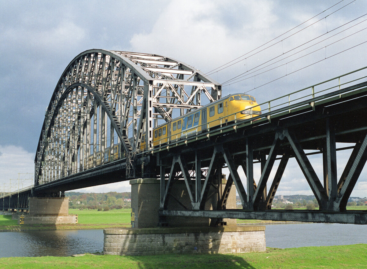 Die Bogenbrücke über den Nederrijn bei Elden am 30.10.1988, mit NS 144 als Zug 6247 von Arnhem nach Roermond. Scanbild 94839, Kodak Ektacolor Gold.