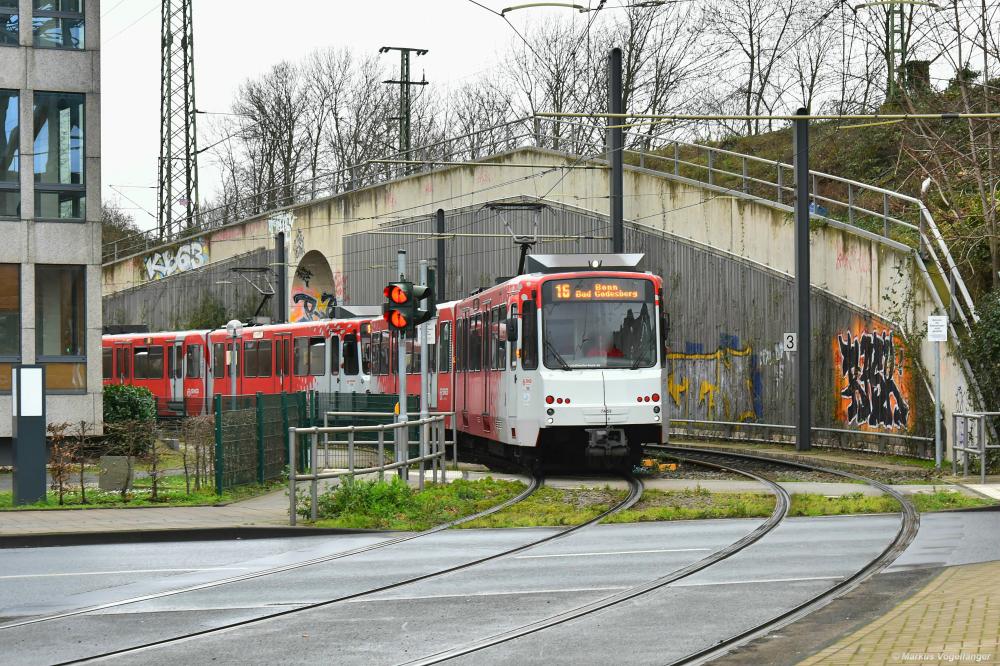 Die Bonner Fahrzeuge 7459 und 7759 als umgeleitete Linie 16 auf dem Weg nach Bonn Bad Godesberg auf dem Bahnübergang Gustav-Heinemann-Ufer am 23.02.2020.
