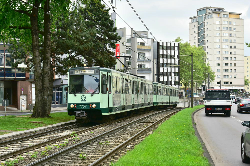 Die Bonner Fahrzeuge 7757 und 7577 auf der  Neuen Weyerstraße  kurz vor der Haltestelle  Barbarossaplatz  in Köln auf dem Weg nach Bonn am 25.04.2018.