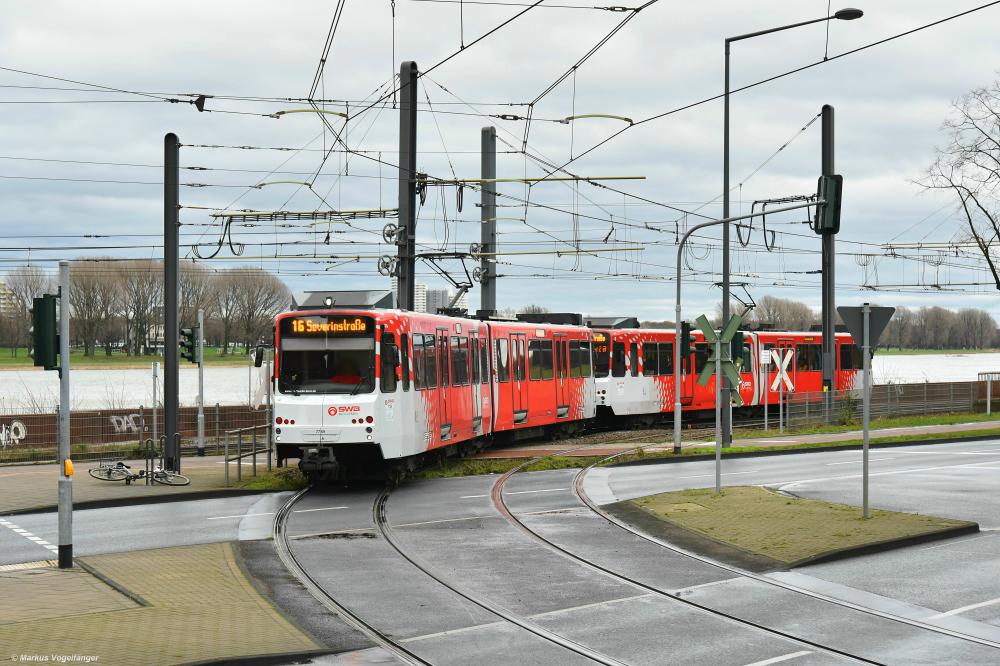 Die Bonner Fahrzeuge 7759 und 7459 als umgeleitete Linie 16 auf dem Weg zur Severinstraße auf dem Bahnübergang Gustav-Heinemann-Ufer am 23.02.2020.