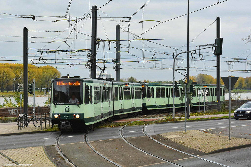 Die Bonner Fahrzeuge 9362 und 9372 als umgeleitete Linie 16 auf dem Weg zur Severinstraße am 11.11.2019.