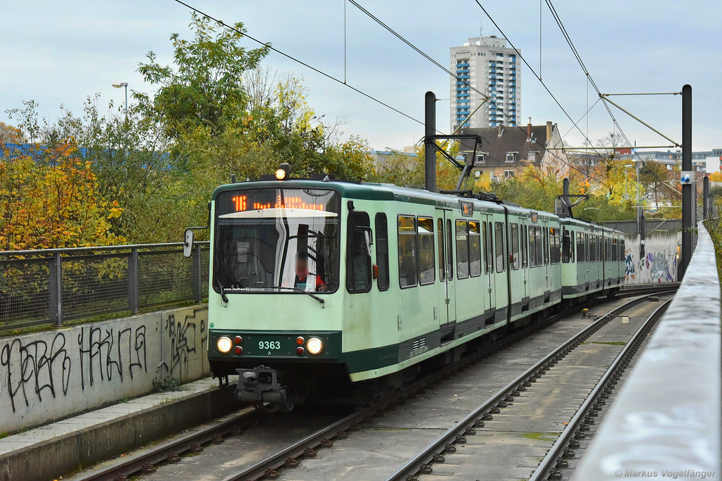 Die Bonner Fahrzeuge 9363 und 9364 als umgeleitete Linie 16 von der Severinstraße kommend auf der Tunnelrampe der Nord-Süd-Stadtbahn auf dem Weg nach Bonn Bad Godesberg am 11.11.2019.