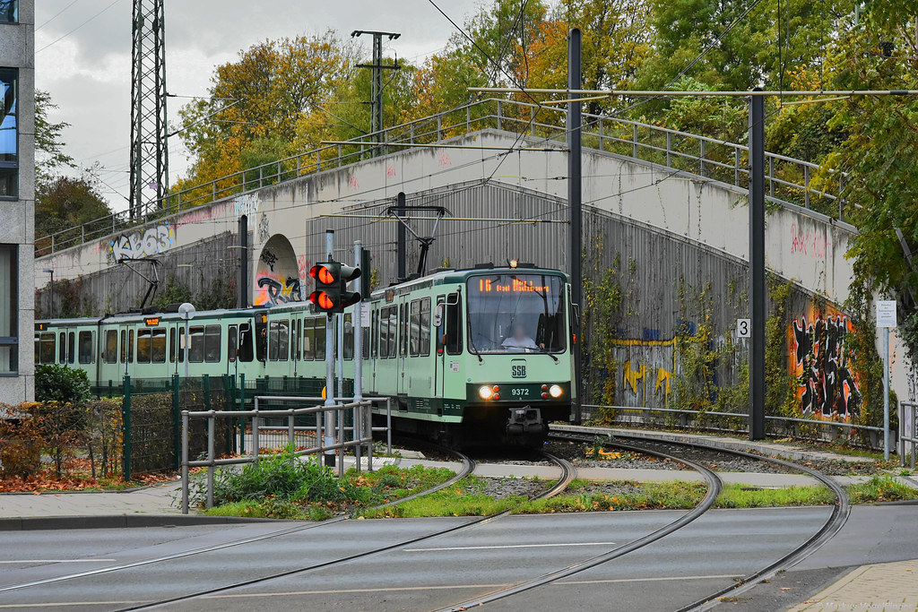 Die Bonner Fahrzeuge 9372 und 9362 als umgeleitete Linie 16 von der Severinstraße kommend auf dem Weg nach Bonn Bad Godesberg am 11.11.2019.