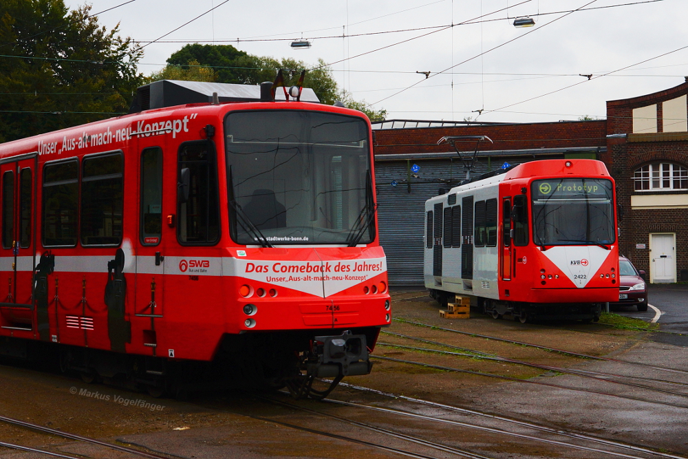 Die Bonner Zweiterstellung 7456 (links) und der modernisierte Klner B-Wagen 2422 (rechts) in Thielenbruch am 09.10.2013.