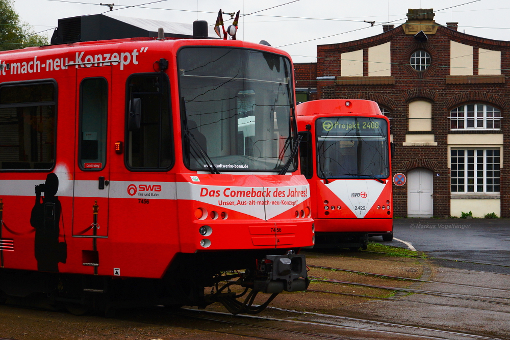Die Bonner Zweiterstellung 7456 (links) und der modernisierte Klner B-Wagen 2422 (rechts) in Thielenbruch am 09.10.2013.