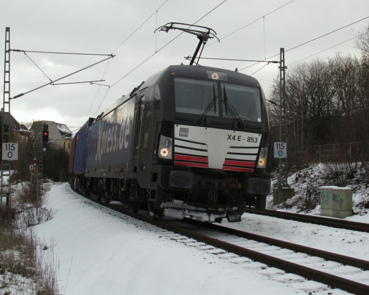 Die von BoxXpress angemietete X4E 853 von MRCE auf dem Weg nach Hamburg. Aufgenommen am 27.01.2015 in Plauen/Vogtl. 