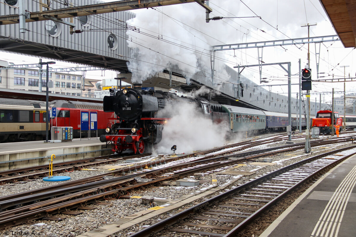 Die Br 01 202 bei der Abfahrt im Bahnhof Bern Richtung Lyss. 29.1.2023