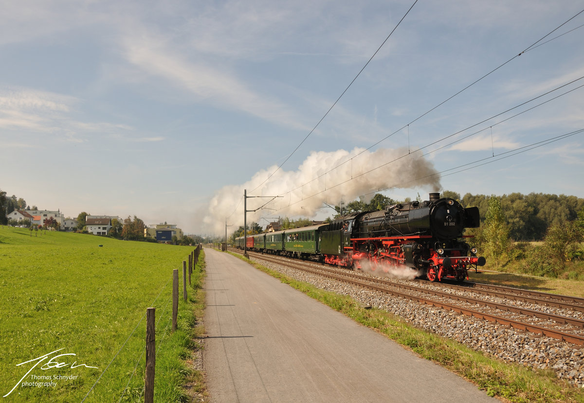 Die BR 01 202 des Vereins Pacific unterwegs nach Augsburg. Foto aufgenommen am 22.9.2017 bei Staad.