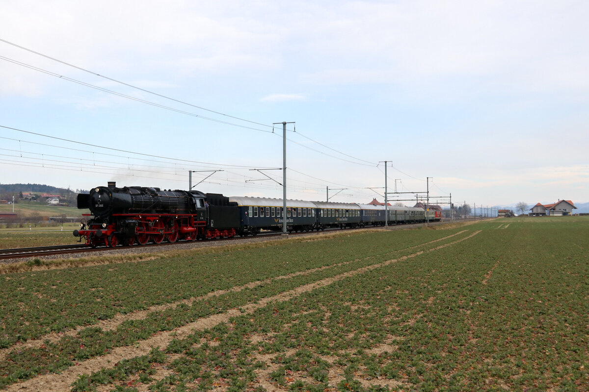 Die Br 01 202 hat am 13 März 2022 eine Tour von Lyss via Konolfingen nach Thun und zurück gemacht. Hier ist sie auf dem Rückweg in Schüpfen Richtung Lyss.