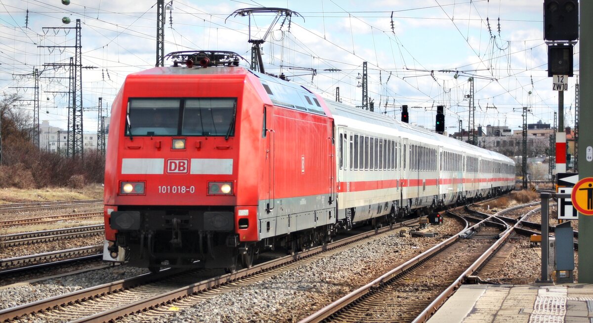 Die Br 101 018-0 zieht den EC 2538 (Ersatzzug) durch München-Pasing auf dem Weg nach Frankfurt Hbf. Aufgenommen am 11.03.2023 11:54 Uhr.