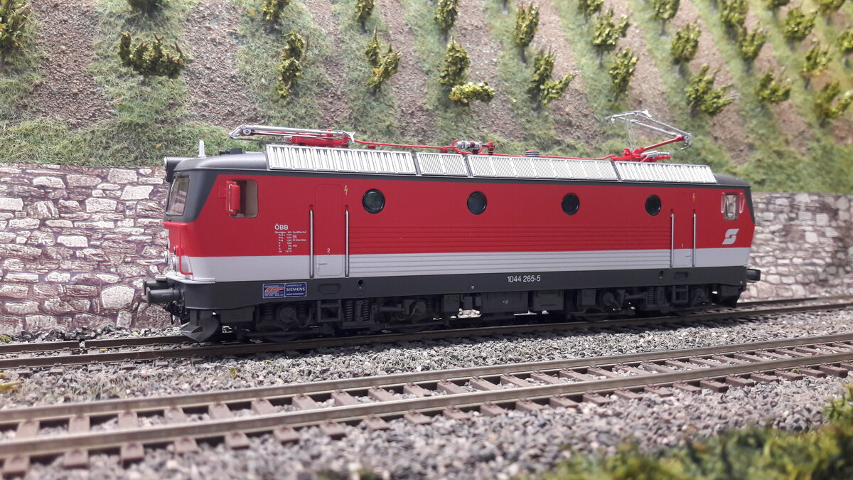 Die BR 1044 ist eine Universallokomotive der ÖBB, ab 1978 in der Serienvariante in Dienst gestellt. Die Bezeichnung 1144 für diese Lok Lok sagt lediglich aus das dieses Typen Wendezugfähig waren. Hier das aktuelle Piko Modell 51620  DC digital.