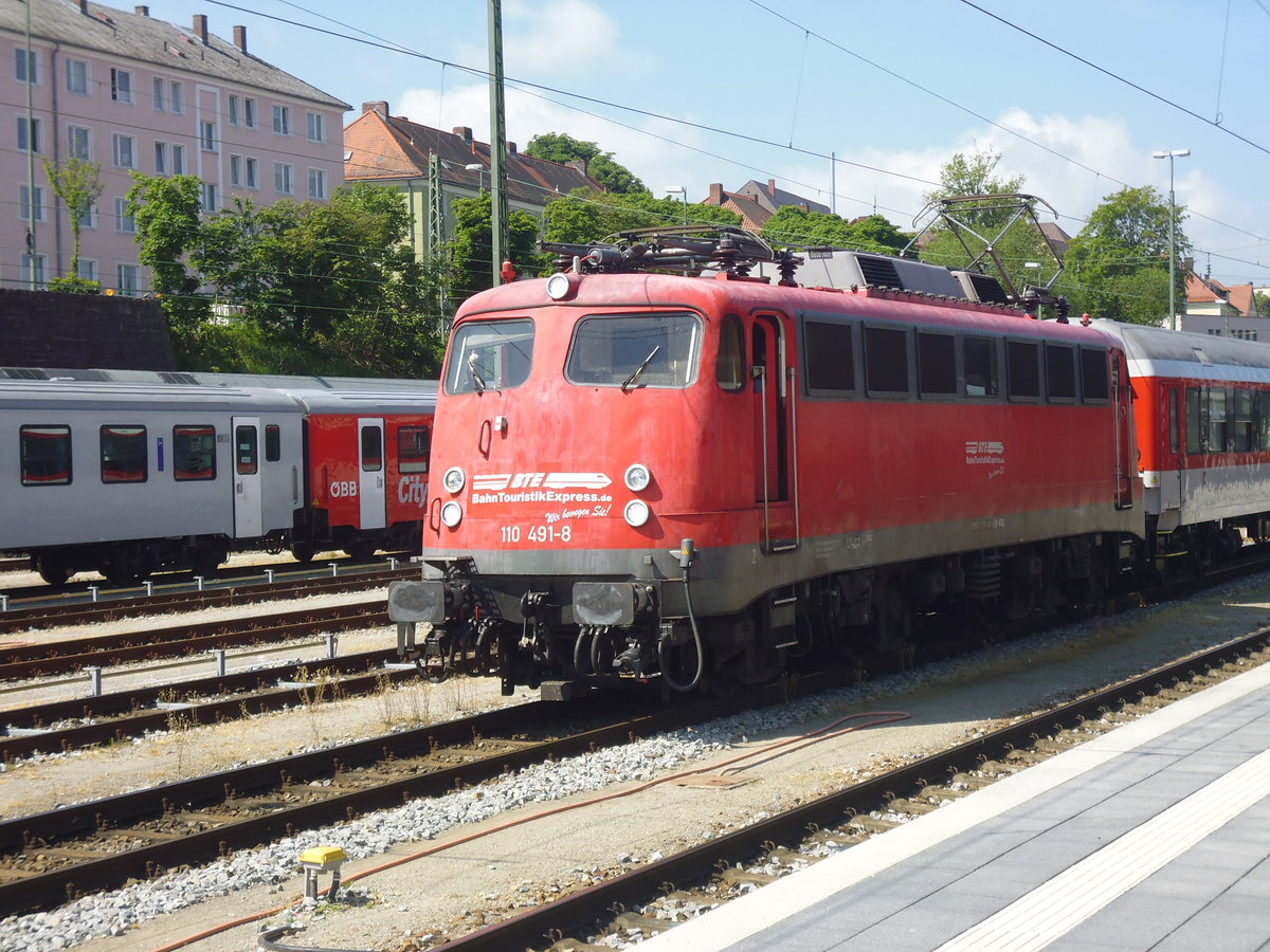 Die BR 110 der BTE mit einer Überführungsfahrt in Passau Hbf. Aufgenommen am 26.05.16