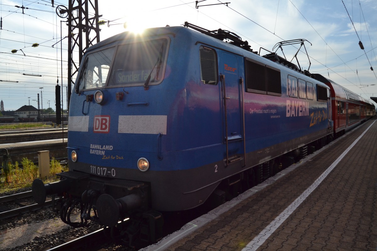 Die BR 111 017-0 am 07.06,2014 als Sonderzug vor ein Halt zeigendem Signal in Augsburg Hbf. Im Zug war das Fernsehteam des Bayrischen Rundfunks, Arbeiter der DB und ein Disco Wagen. 