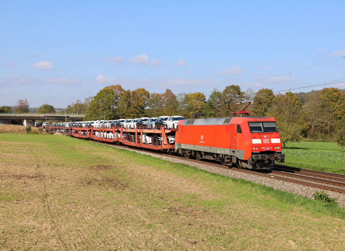 Die Br 152 145 von DB Cargo fährt mit einem Autozug voller VW's durch Kollmarsreute Richtung Süden. 12.10.2022