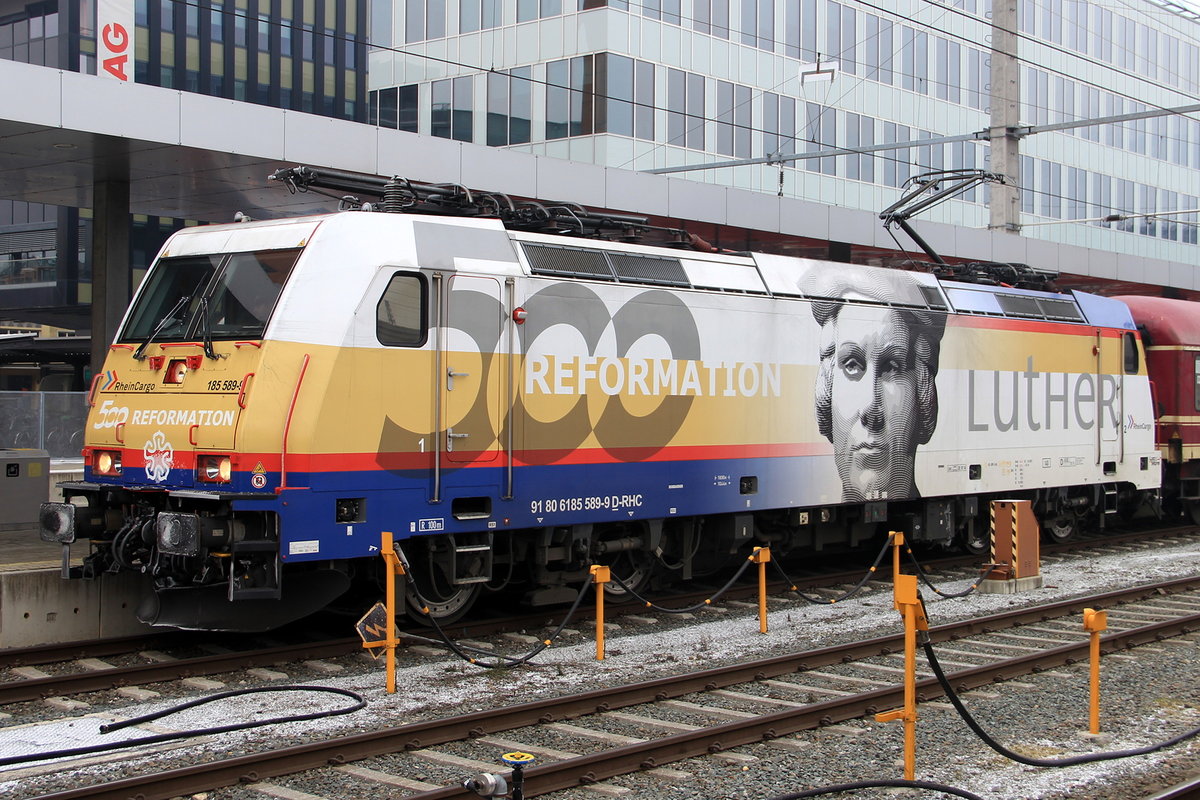 Die BR 185 589-9  500 Jahre Reformation Luther  der Rhein Cargo bespannte den samstäglichen DRV13489  Schnee Express  von Hamburg Hbf nach Bludenz. Aufgenommen am Innsbrucker Hbf am 3.3.2018.