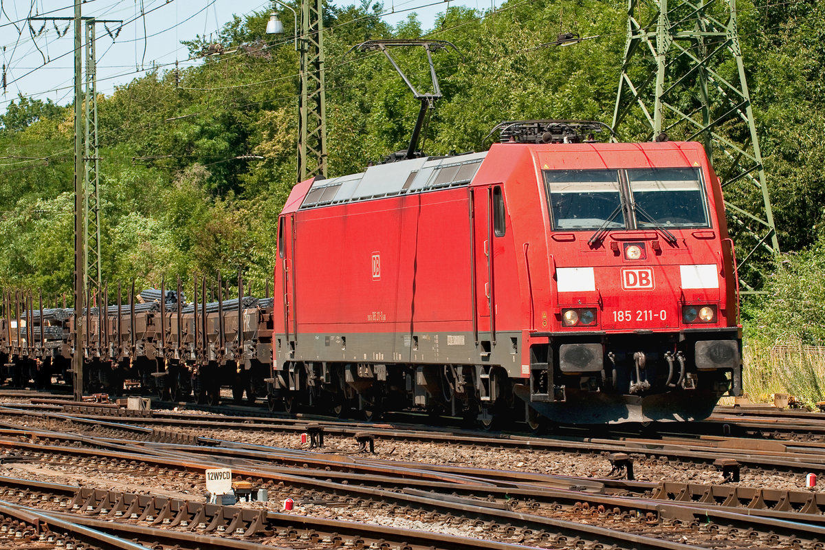 Die BR 185 durchfahrt in Porz-Gremberghoven. Aufgenommen am 29.6.2019.