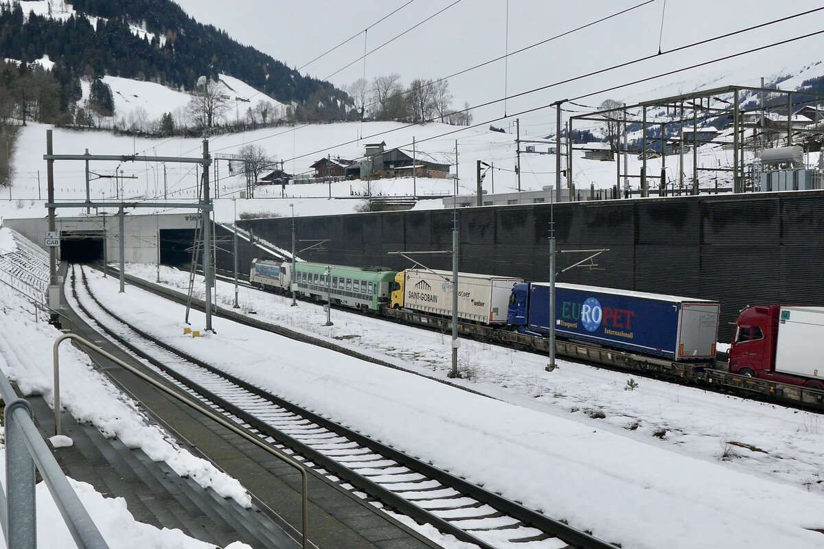 Die BR 186 908 zieht am 9.12.23 ihre RoLa in Frutigen in den LBT.