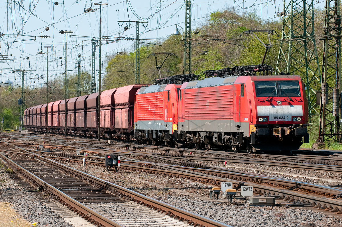 Die BR-189-034-2 vorbeifahrt in Porz Gremberghoven.Aufgenommen am 19.4.2019.