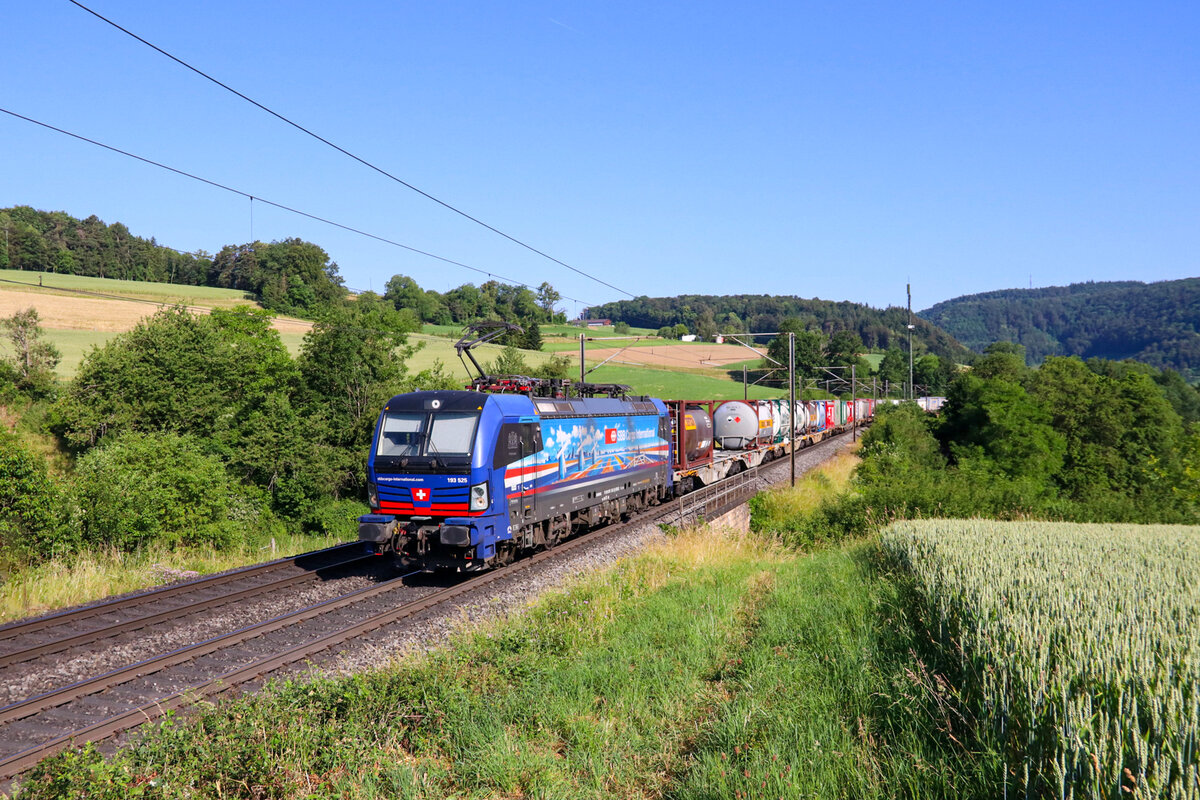 Die Br 193 525  Hollandpiercer  fährt mit einem Güterzug durch Hornussen Richtung Italien. 12.6.2023