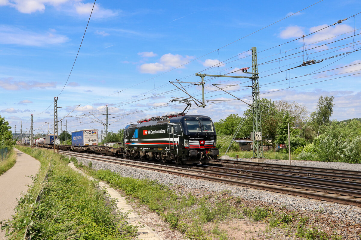 Die Br 193 659 fährt mit einem Güterzüg durch Eimeldingen Richtung Basel. Die Br 193 659 trägt die Schrift  Die Güterbahnen . Allerdings trägt sie diese Schrift nicht mehr. 27.05.2022