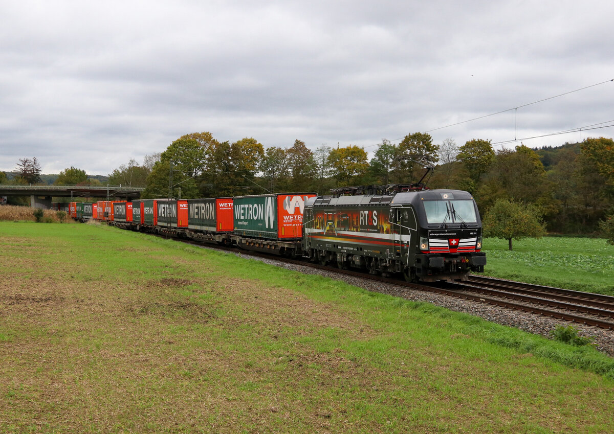 Die Br 193  701  Ruhrgebiet  von SBB Cargo International und RT&S fährt mit einem Güterzug durch Kollmarsreute Richtung Basel. 14.10.2022