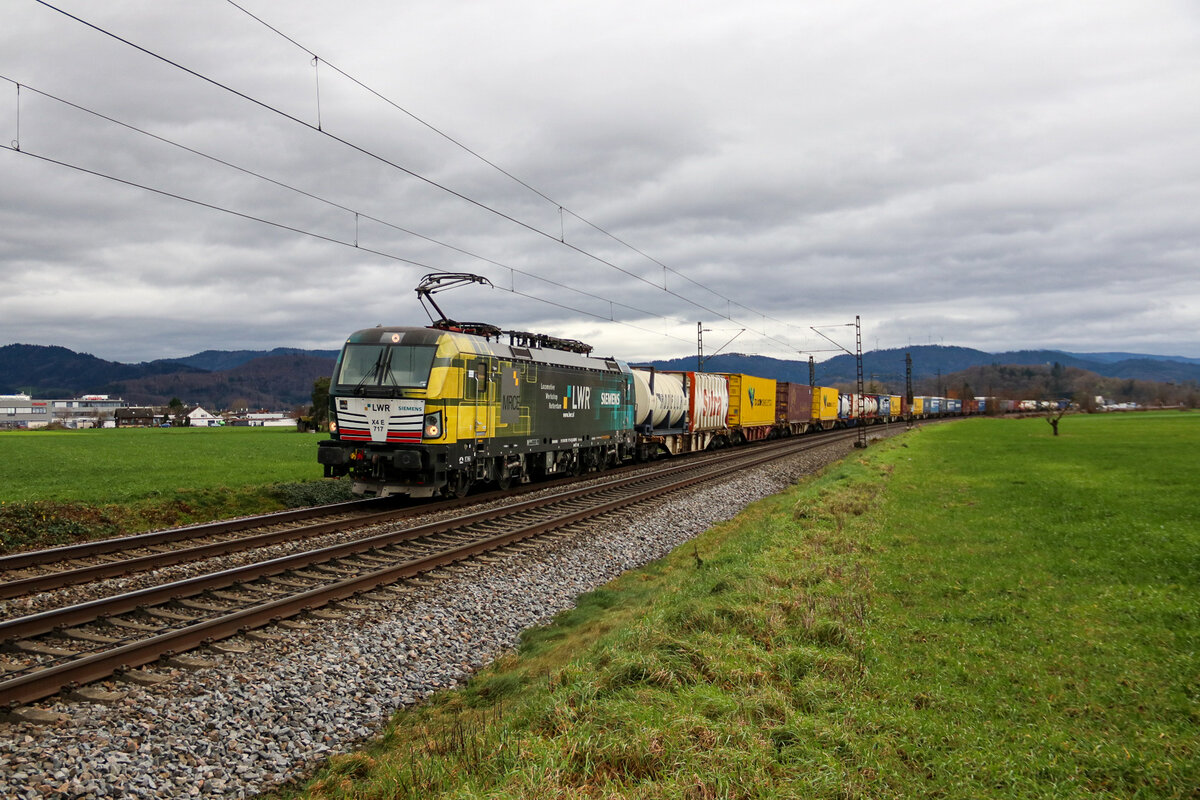 Die Br 193 717  LWR  fährt mit einem Güterzug durch Kollmarsreute Richtung Norden. 4.1.2023