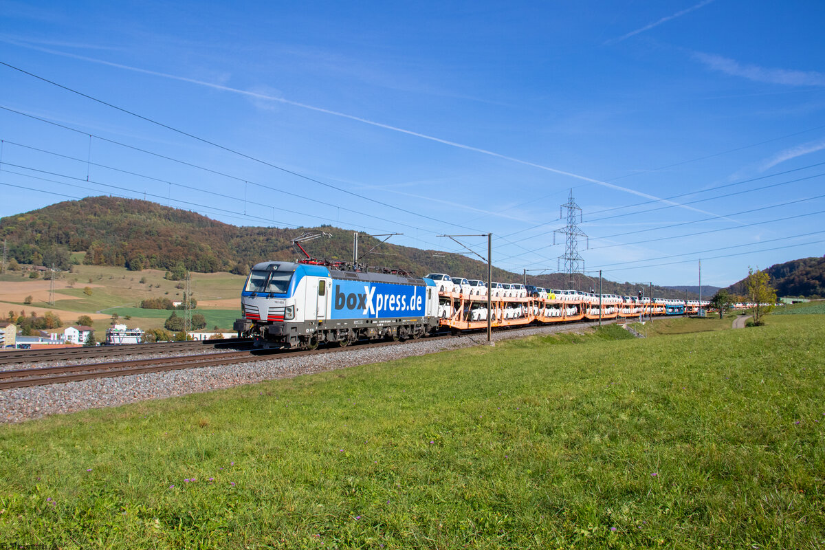 Die Br 193 833  BoxXpress  zieht einen vollen Autozug durch Frick Richtung Basel. Die Vectron ist am Zeitpunkt der Aufnahme für TXL unterwegs. 16.10.2023