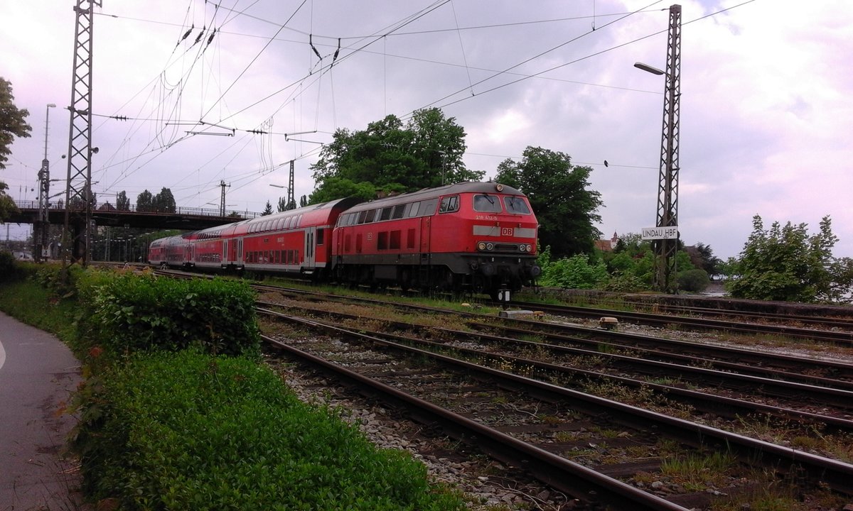 Die Br 218 412 verlässt Lindau Hbf mit einer Doppelstockkomposition. Aufgenommen vom Radweg nahe dem Bahndamm über dem Bodensee zum Inselbahnhof.

Lindau, 15.05.2016