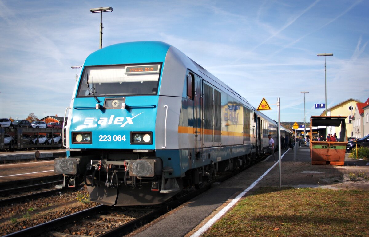 Die Br 223 064 von Alex - Die Länderbahn beim Lokwechsel des RE 2/25 in Schwandorf. Aufgenommen am 30.10.23