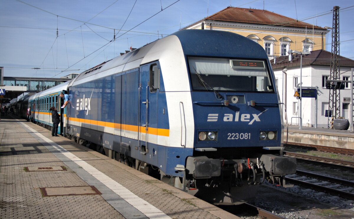 Die Br 223 081 von Alex - Die Länderbahn beim Lokwechsel des RE 2/25 im regensburger Hauptbahnhof. Aufgenommen am 30.10.23