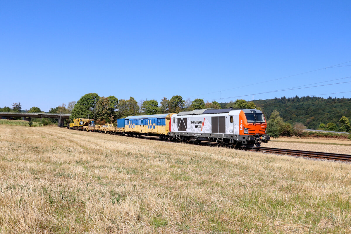 Die Br 247 905 von Sersa fuhr am 11. August 2022 mit einem Bauzug durch Kollmarsreute Richtung Müllheim. 