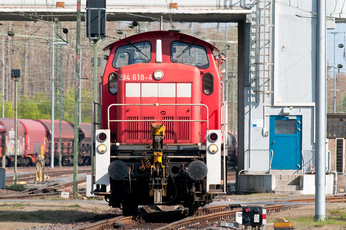 Die BR 294 618-4 beim Rangieren in Porz-Gremberghoven. Aufgenommen am 15.4.2019.
