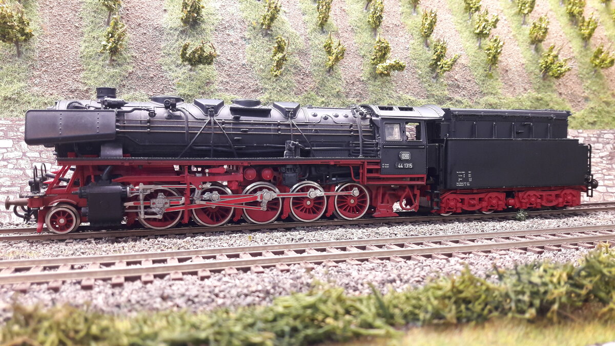 Die BR 44 wurde von 1926-1949 gebaut als schwere Güterzuglokomotive, Stückzahl 1989. Die Maschinen wurden in den 60er Jahren auf Oelfeuerung umgebaut und erhielten dann die BR Nummer 43. Hier im Modell die 44 1315 mit Oelfeuerung umgebaut auf Oel im Jahre 1960 und im Jan. 1968 umbezeichnet als 043 315-1. 1977 wurde die Lok ausgemustert, stand dann in verschiedenen Museen. Heute steht sie bei Märklin in Göppingen. Das Modell zeigt den Zustand zwischen 1960 und Ende 1967. Modell Roco 4126A  DC nachdigitalisiert