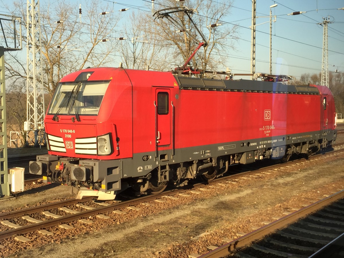 Die BR 5 170 der DB Schenker Polen  in der nähe der Polnisch-deutschen Grenze am 13.02.2015 durch die Scheibe fotografiert 