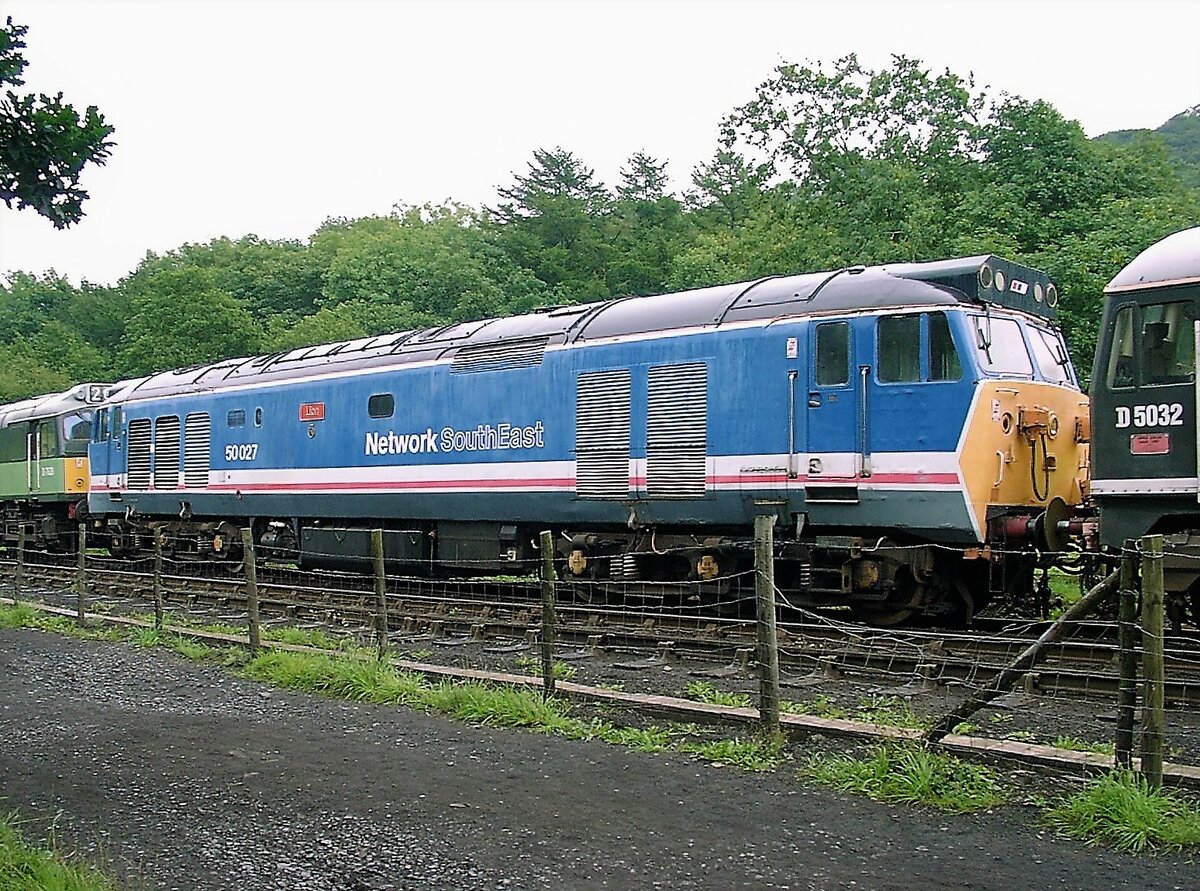 Die BR Class 50 ist eine Klasse von Diesellokomotiven, die für den Transport von Schnellzügen mit 160 km/h ausgelegt sind. Die zwischen 1967 und 1968 von English Electric in der Vulcan Foundry in Newton-le-Willows gebauten Class 50 waren bei der West Coast Main Line im Einsatz. Die hier am 26.8.2000 in Grosmont stehende Lok war von 1992 bis 13. Juni 2012 bei der North Yorkshire Moors Railway stationiert.