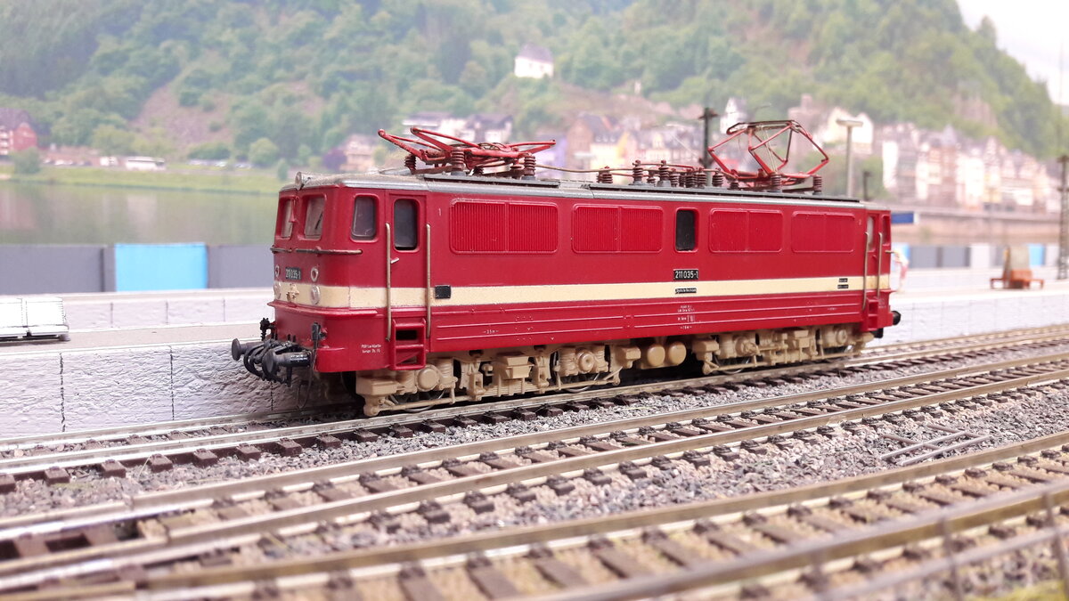 Die BR E11 der DR ( später 211 und als DB Version 109 ) war die erste DDR Neuentwicklung nach dem Kriege in der DDR. Vorgesehen im hauptsächlichen für Reise / Personenzüge. Gebaut wurden 96 Stück, einige sind heute noch bei Privatbahnen im Einsatz. Hier ein Piko Modell noch aus DDR Produktion, in einer späteren aktuelleren Farbe als 211 035-1 etwas gepimpt DC und nachdigitalisiert. Ehemalige Art.Nr. 6213 aus dem Jahre 1973