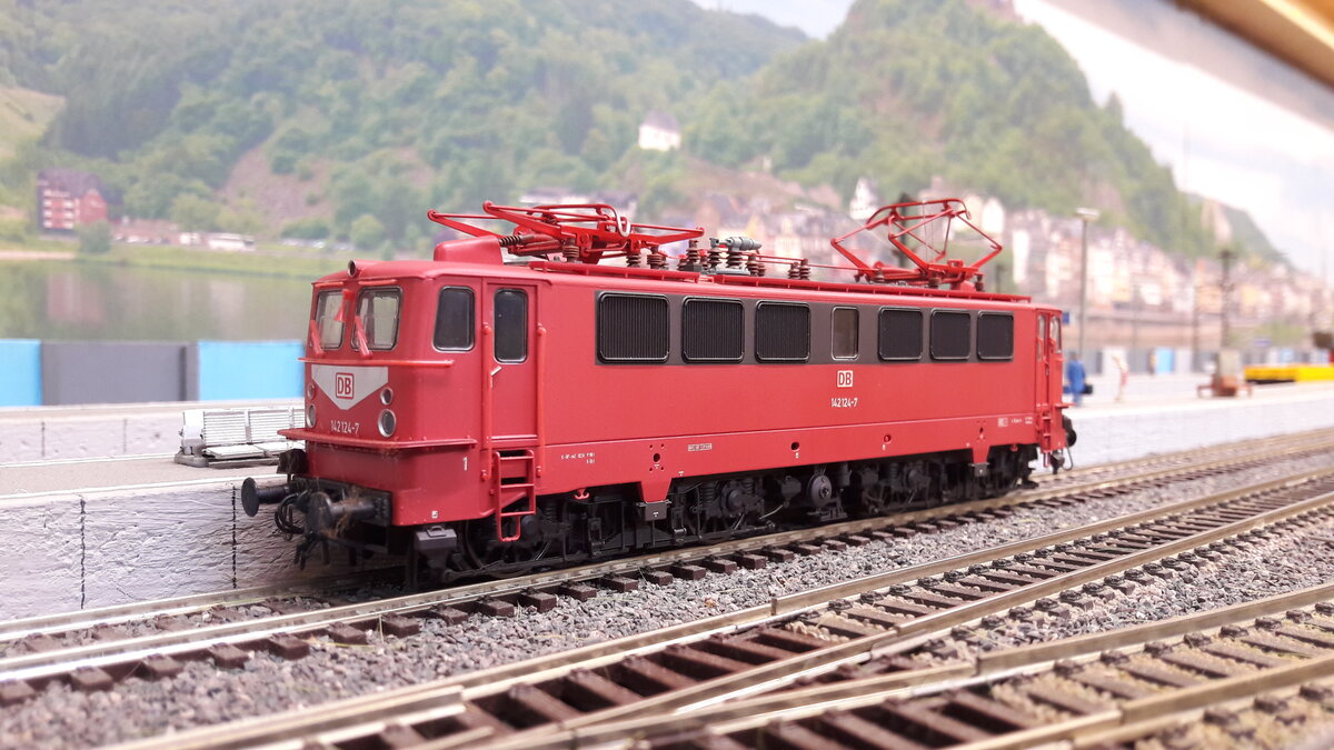 Die BR E42 der DR ( später 242 und als DB Version 142 ) war neben der E11 die erste DDR Neuentwicklung nach dem Kriege in der DDR. Vorgesehen war die E42 hauptsächlichen im Güterverkehr und leichte Personenzüge. Gebaut wurden 292 Stück, einige sind heute noch bei Privatbahnen im Einsatz. Hier ein Brawa Modell 142 124-7 in Orientrot als DB Version, Brawa Art.Nr. 43004  DC digital 