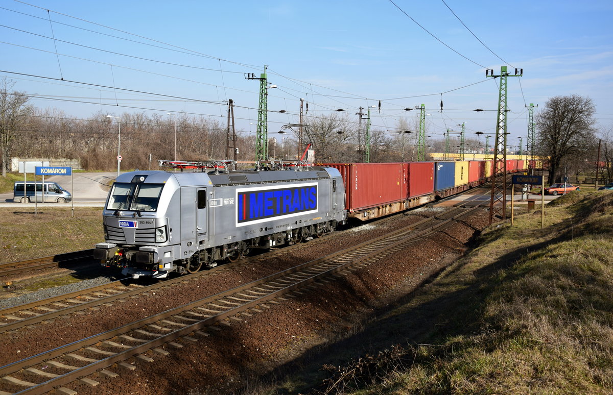 Die brandneue Metrans E-Lok Vectron 383 404 mit einem Containerzug von Komárom nach Hodos in Komárom.
09.02.2020.
